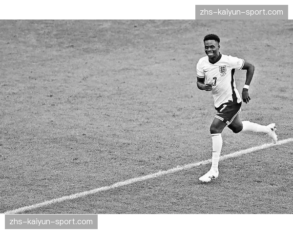 小球迷冲入场内拥抱偶像萨卡被安保带离